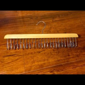 Belt, scarf, or tie hanger